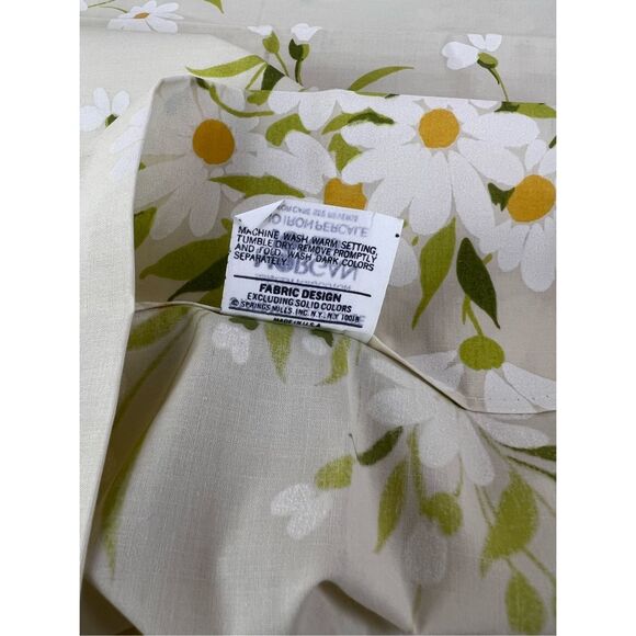 Vintage Daisy Pillowcases 1970s Set of 2 - Picture 6 of 6